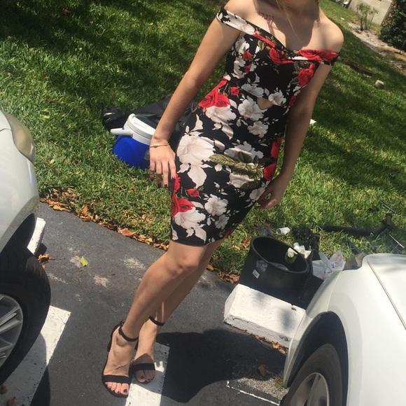 Fashion nova flower dress size small - Picture 6 of 7